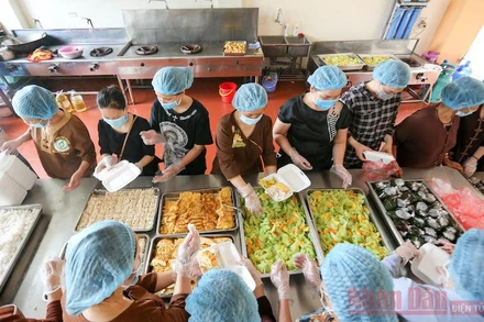 Hàng trăm suất cơm thiện nguyện hỗ trợ bệnh nhân cách ly tại Bệnh viện K Tam Hiệp