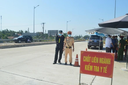 Chốt kiểm tra y tế tại điểm ra, vào cao tốc Đà Nẵng - Quảng Ngãi thuộc huyện Sơn Tịnh.