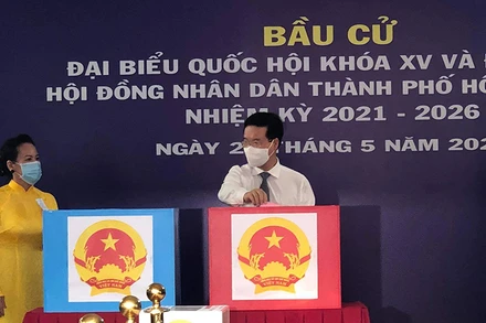 Đồng chí Võ Văn Thưởng là cử tri đầu tiên bỏ phiếu tại khu vực bầu cử số 71.