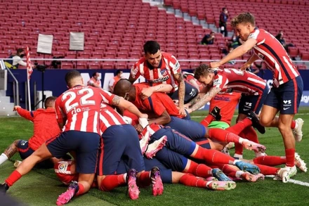 Các cầu thủ Atletico Madrid ăn mừng cuồng nhiệt sau khi có được ba điểm cực kỳ quan trọng ở vòng đấu áp chót. (Ảnh: Atletico Madrid)