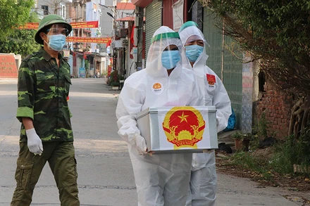 Các thành viên trong tổ bầu cử đã mang hòm phiếu phụ đến các hộ gia đình để các cử tri thực hiện quyền và nghĩa vụ công dân. 