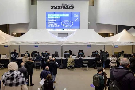 Trong hai tuần qua, Pháp mở nhiều trung tâm có quy mô lớn để tăng tốc độ tiêm vaccine ngừa Covid-19 cho người dân. (Ảnh: La Croix).