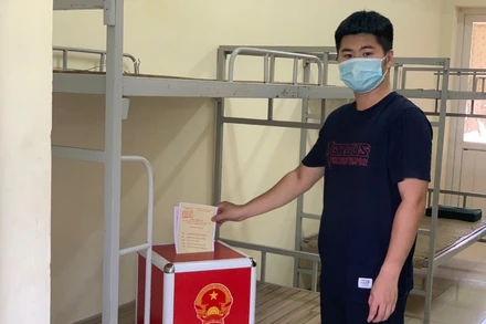 Cử tri bầu cử trong khu cách ly tại Trường đại học TDTT Từ Sơn.