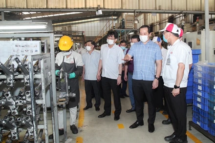 Đồng chí Phạm Hoàng Anh, Phó Bí thư Thường trực Tỉnh ủy Vĩnh Phúc (thứ hai từ phải sang) động viên doanh nghiệp tham gia chống dịch Covid-19.