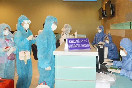 Các công dân làm thủ tục và lấy mẫu xét nghiệm trong khu cách ly tập trung tại Sóc Trăng.