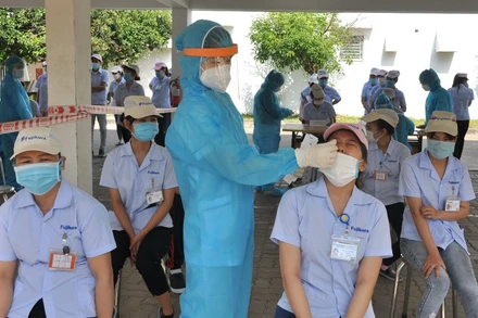 Lấy mẫu xét nghiệm tại Công ty Fujikawa Automotive, KCN Hòa Cầm, Đà Nẵng, sáng 24-5.