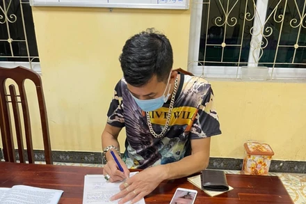 Lái xe Vi Mạnh Hùng ký biên bản vi phạm tại Phòng Cảnh sát giao thông Công an tỉnh Tuyên Quang.