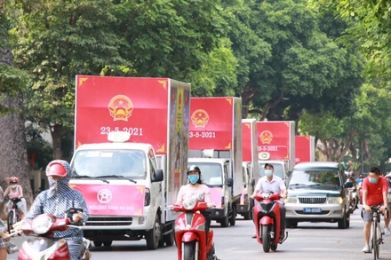 Đoàn xe lưu động tuyên truyền về bầu cử diễu hành trên các tuyến phố của Thủ đô.