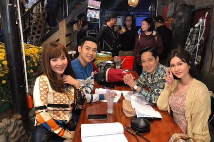 Các diễn viên trong quá trình quay phim "Mùa hoa tìm lại". Ảnh: Đoàn làm phim.