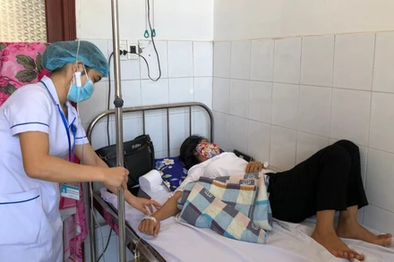 Bệnh nhân bị ngộ độc nghi do ăn bánh mì đang điều trị tại Trung tâm Y tế huyện Bình Sơn (Quảng Ngãi).