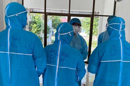 Các chuyên gia Lào hội chẩn điều trị cho thai phụ.