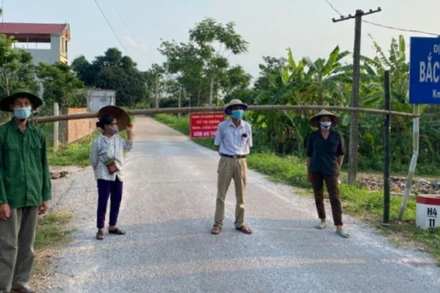 Có ca nhiễm Covid-19 đầu tiên, các chốt kiểm dịch được lập tại xã Dương Thành, huyện Phú Bình, tỉnh Thái Nguyên.