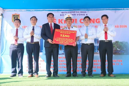 Xây dựng nhà ở, làm việc tặng Đại đội Thông tin Lữ đoàn 957