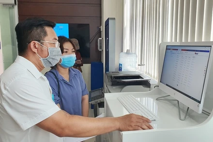 Cán bộ Công ty Điện lực Thủ Đức hướng dẫn khách hàng thực hiện các giao dịch trực tuyến.