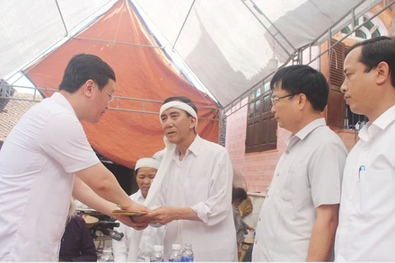 Chủ tịch UBND tỉnh Nghệ An thay mặt lãnh đạo tỉnh gửi lời thăm hỏi, động viên và chia buồn với gia đình em Nhã. Ảnh: Việt Hùng