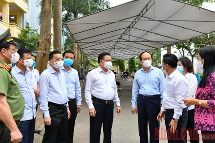 Bí thư Thành uỷ Đinh Tiến Dũng cùng các đồng chí lãnh đạo thành phố kiểm tra công tác xét nghiệm Covid-19 tại điểm xét nghiệm cộng đồng ở địa bàn xã Kim Chung. (Ảnh: DUY LINH)