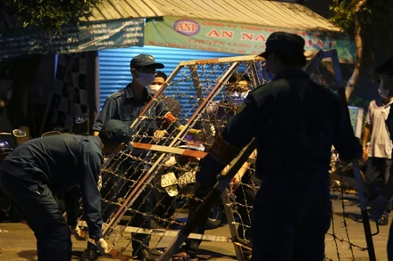 Lực lượng chức năng phong tỏa khu vực có ca nghi mắc Covid-19 ở quận 7.