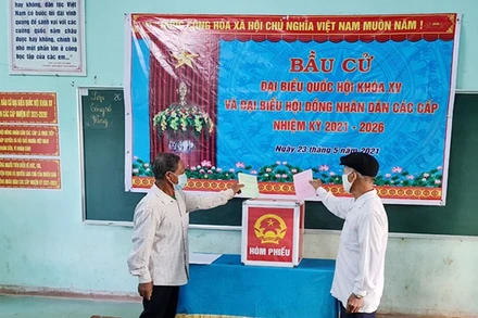 Người dân tộc thiểu số Vân Kiều mới được nhập quốc tịch ở thôn A Dơi Đớ bỏ phiếu bầu cử sáng 23-5.