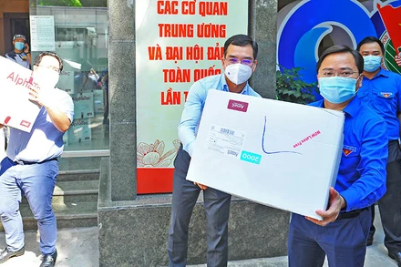 Đồng chí Nguyễn Anh Tuấn cùng đoàn viên, thanh niên, đại diện các đơn vị, nhà hảo tâm vận chuyển nhu yếu phẩm lên những chuyến xe “San sẻ yêu thương, chung tay vượt qua đại dịch”.