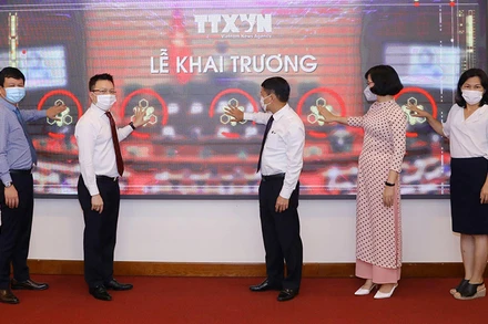 Lãnh đạo Thông tấn xã Việt Nam nhấn nút khai trương khai trương trang thông tin đặc biệt về bầu cử. Ảnh: Văn Điệp