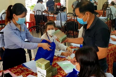 Người dân nhận tiền bồi thường, hỗ trợ dự án Cảng HKQT Long Thành.