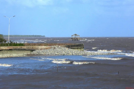 Sóng to, gió lớn ảnh hưởng đến công tác cứu hộ của Bộ đội Biên phòng Cà Mau.