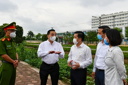 Chủ tịch UBND TP Hà Nội Chu Ngọc Anh kiểm tra công tác chống dịch. Ảnh: DUY LINH