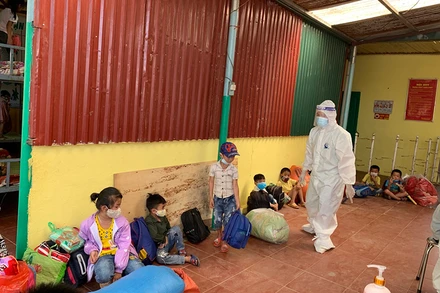 Hơn 270 học sinh ở Si Pa Phìn thuộc F1 đang chờ làm thủ tục vào cách ly tập trung.