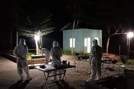 Lực lượng chức năng làm việc xuyên đêm để lấy mẫu và truy vết F1, F2 tại xã Si Pa Phìn, huyện Nậm Pồ.