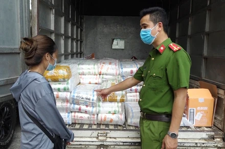 Công an Lào Cai bắt giữ xe ô-tô chở lô hàng thực phẩm không rõ nguồn gốc, xuất xử về tỉnh Bắc Ninh, bán cho người tiêu dùng.