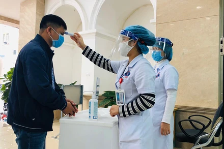 Khám sàng lọc tại các cơ sở y tế. 