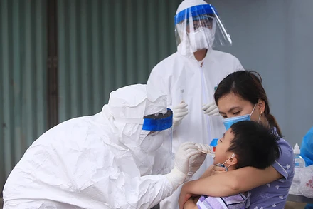 Nhân viên y tế lấy mẫu xét nghiệm cho người dân thôn Đông Cứu, xã Dũng Tiến, huyện Thường Tín (Hà Nội). (Ảnh: QUANG THÁI)