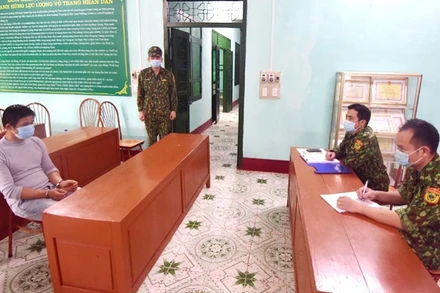 Lực lượng biên phòng lấy lời khai tại đồn Pò Hèn.