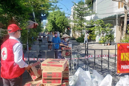 Tặng túi hàng gia đình cho người dân khó khăn tại phường Nại Hiên Đông.