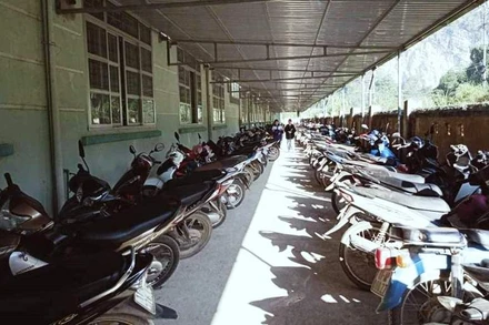 Xây nhà để xe với mục đích thu tiền để xe của học sinh là một trong các vi phạm xảy ra tại Trường THPT Phục Hòa, huyện Quảng Hòa (Cao Bằng).