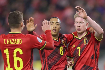 Eden Harard cùng Kevin De Bruyne tham dự EURO. (Ảnh: Goal)