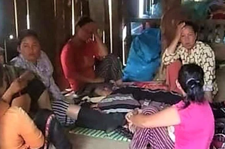 Gia đình và người thân lo hậu sự cho nạn nhân.