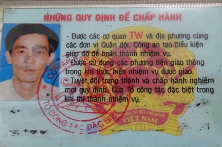 Tấm thẻ công vụ giả.