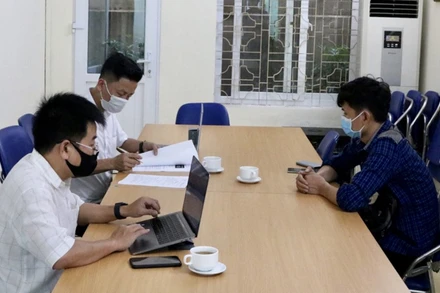 Thanh tra Sở Thông tin và Truyền thông TP Hải Phòng xử lý đối với ông D. Đ. V do thông tin sai sự thật trên mạng xã hội.