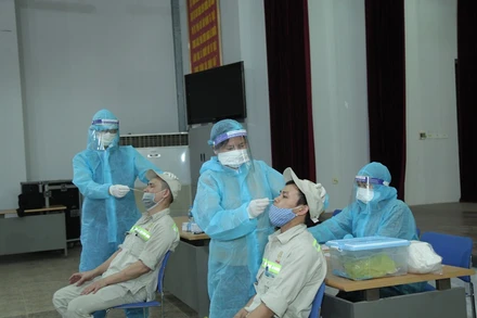 Lấy mẫu xét nghiệm SARS-CoV-2 cho người lao động của Công ty cổ phần Prime tại tỉnh Vĩnh Phúc.