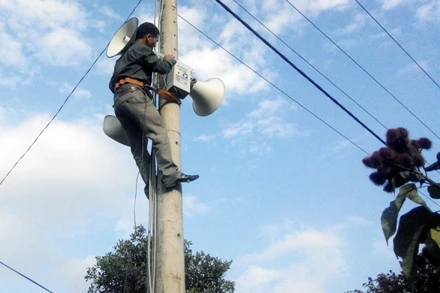 Kiểm tra hệ thống loa không dây phục vụ tuyên truyền ngày bầu cử tại huyện Đam Rông, Lâm Đồng.