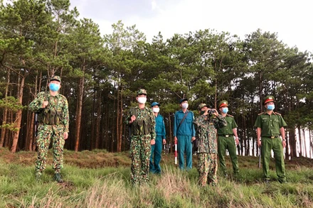 Công an huyện Tuy Đức phối hợp với các lực lượng vũ trang tuần tra, kiểm soát bảo đảm ANTT và phòng, chống dịch bệnh Covid-19 trên địa bàn biên giới.