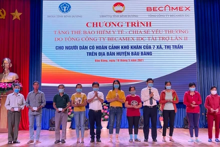 Trao tặng thẻ BHYT cho người dân có hoàn cảnh khó khăn.