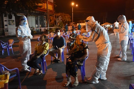 660 người được lấy mẫu xét nghiệm trong đêm 11-5, có kết quả âm tính lần 1.