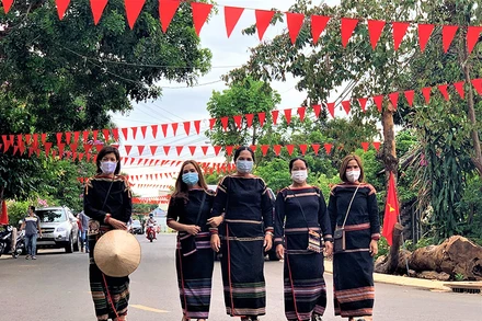 Đồng bào Ê đê ở buôn Akô Đhông, phường Tân Lợi, TP Buôn Ma Thuột nô nức đi bầu cử.