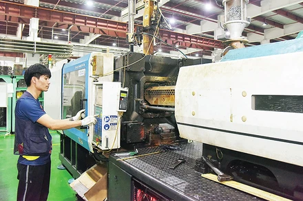 Công nhân Công ty TNHH điện tử CAIS VINA Khu công nghiệp Nam Cầu Kiền, huyện Thủy Nguyên (TP Hải Phòng) trong ca sản xuất. 