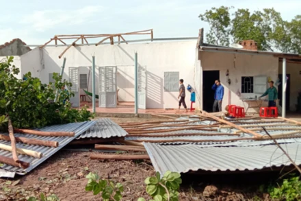 Mưa lớn kèm theo lốc xoáy làm tốc mái nhà dân ở xã Minh Tâm, huyện Hớn Quản.