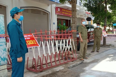 Toàn bộ tám nhà dân liền kề ngôi nhà có sinh viên mắc Covid-19 ở tổ 5, phường Quang Trung (TP Thái Bình) đã được phong tỏa từ trưa nay.