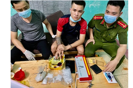 Công an bắt giữ Đoàn Văn Nam cùng tang vật phạm pháp quả tang.