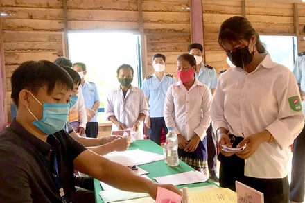 Cử tri xã biên giới Thượng Trạch (Quảng Bình) đi bỏ phiếu sớm.